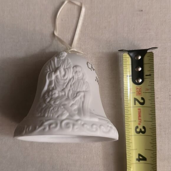 White ceramic detailed Christmas bell with Nativity scene dated 1996 - Picture 7 of 7